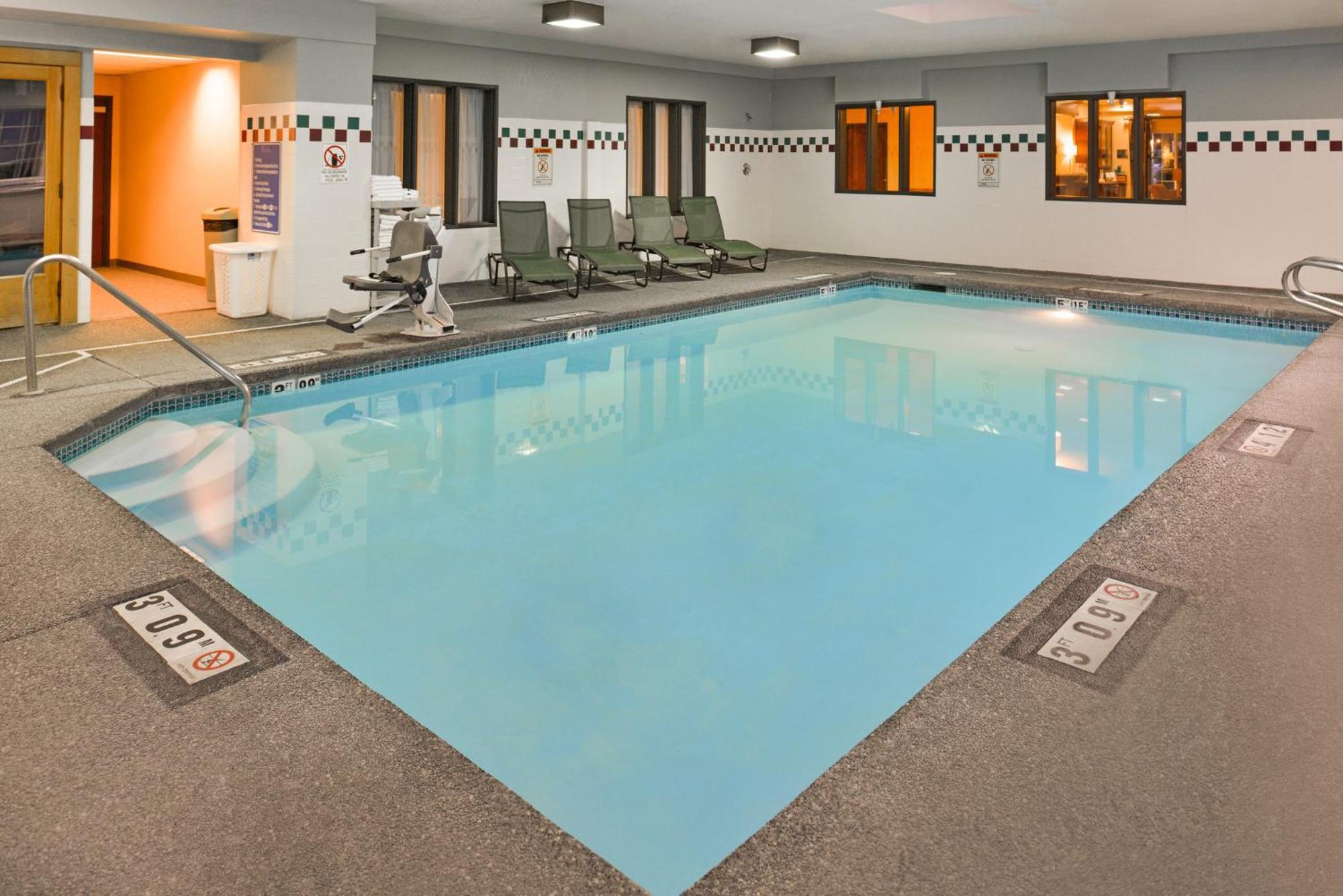 Holiday Inn Express Hotel & Suites Portland - Jantzen Beach By Ihg Exterior photo