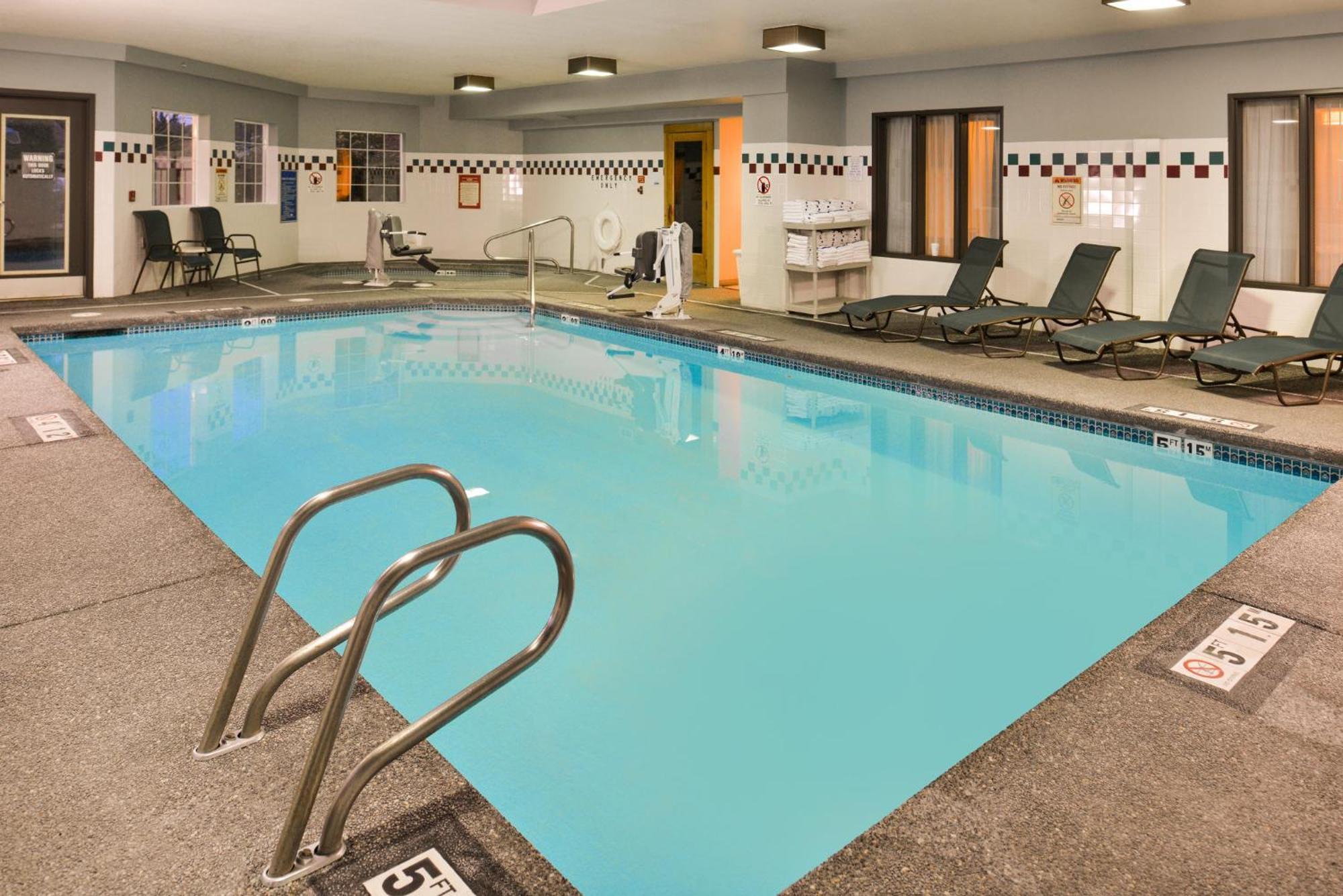 Holiday Inn Express Hotel & Suites Portland - Jantzen Beach By Ihg Exterior photo