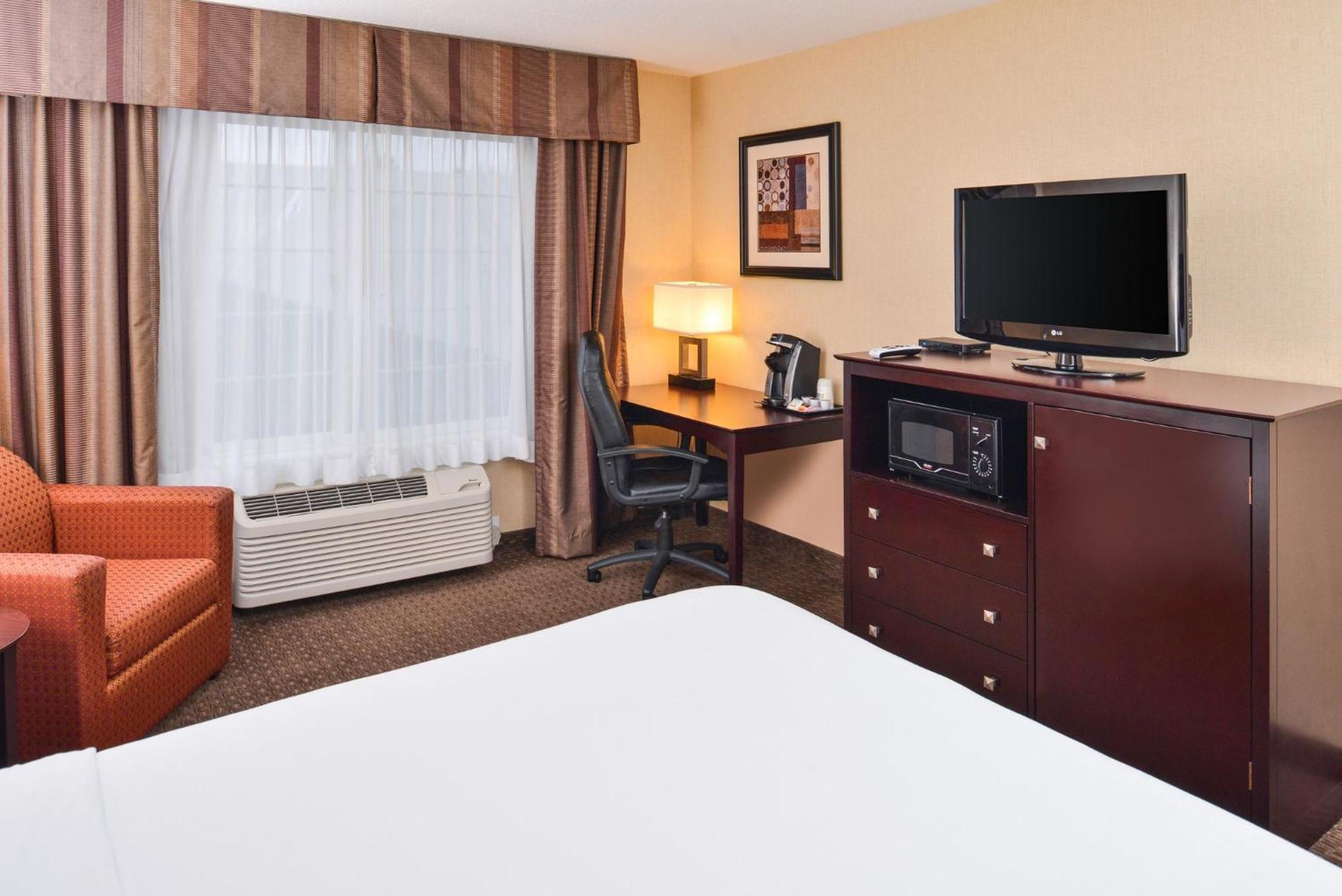 Holiday Inn Express Hotel & Suites Portland - Jantzen Beach By Ihg Exterior photo